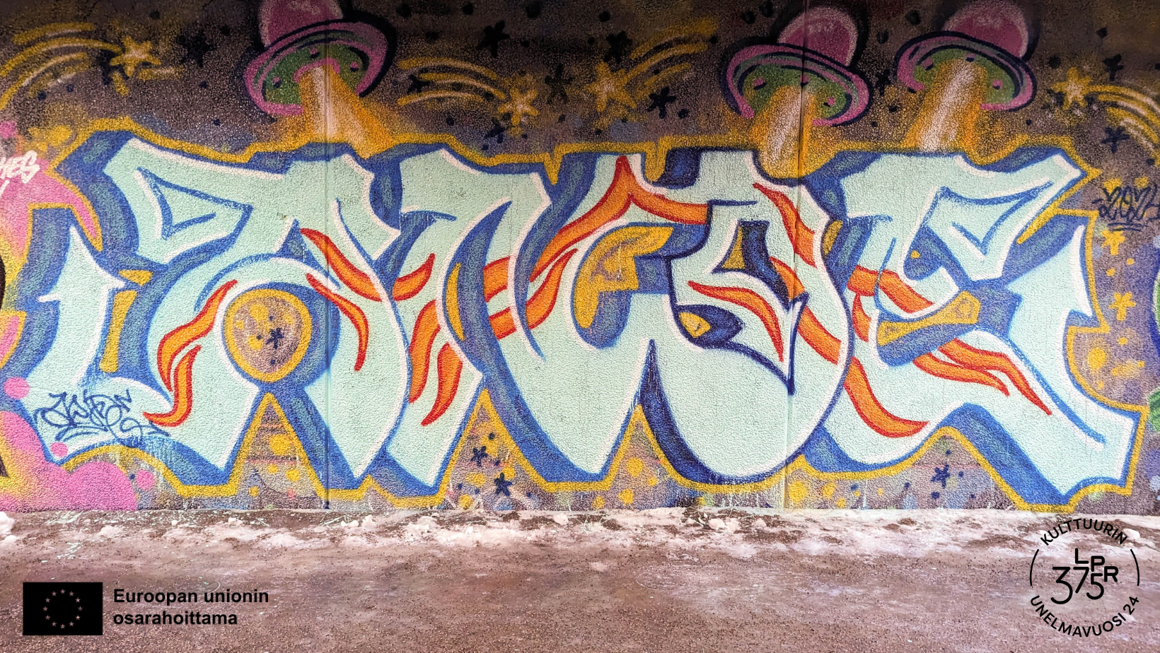 Sininen graffiti maalattuna seinään.